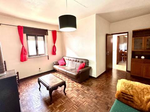 Moradia bifamiliar com dois apartamentos independentes e terreno de 400m2