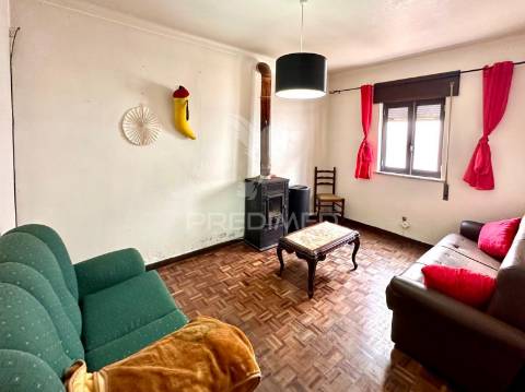 Moradia bifamiliar com dois apartamentos independentes e terreno de 400m2
