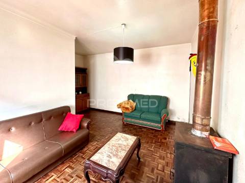 Moradia bifamiliar com dois apartamentos independentes e terreno de 400m2