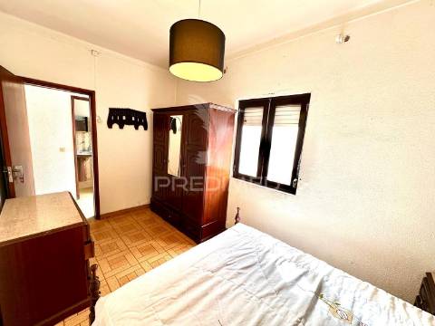 Moradia bifamiliar com dois apartamentos independentes e terreno de 400m2