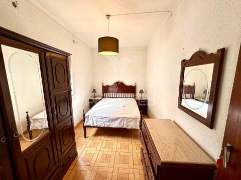 Moradia bifamiliar com dois apartamentos independentes e terreno de 400m2