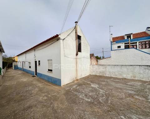Moradia bifamiliar com dois apartamentos independentes e terreno de 400m2