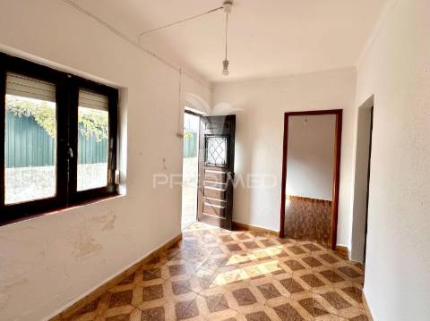 Moradia bifamiliar com dois apartamentos independentes e terreno de 400m2
