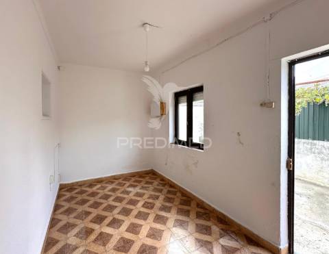 Moradia bifamiliar com dois apartamentos independentes e terreno de 400m2