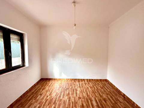 Moradia bifamiliar com dois apartamentos independentes e terreno de 400m2