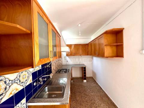 Moradia bifamiliar com dois apartamentos independentes e terreno de 400m2