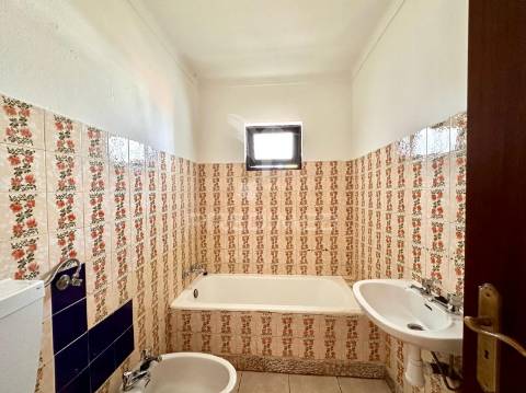 Moradia bifamiliar com dois apartamentos independentes e terreno de 400m2