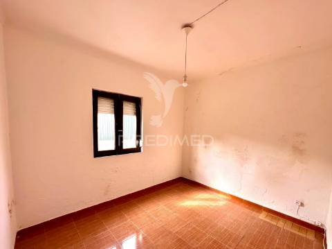 Moradia bifamiliar com dois apartamentos independentes e terreno de 400m2