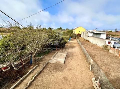 Moradia bifamiliar com dois apartamentos independentes e terreno de 400m2