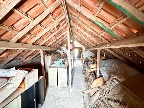 Moradia bifamiliar com dois apartamentos independentes e terreno de 400m2