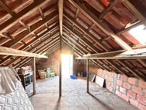 Moradia bifamiliar com dois apartamentos independentes e terreno de 400m2