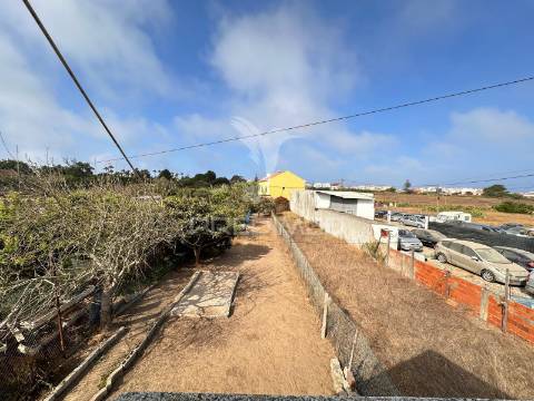 Moradia bifamiliar com dois apartamentos independentes e terreno de 400m2