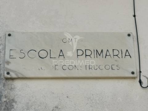 Antiga escola primária com projeto aprovado | lote 1.188 m² | piscina | peralva - tomar