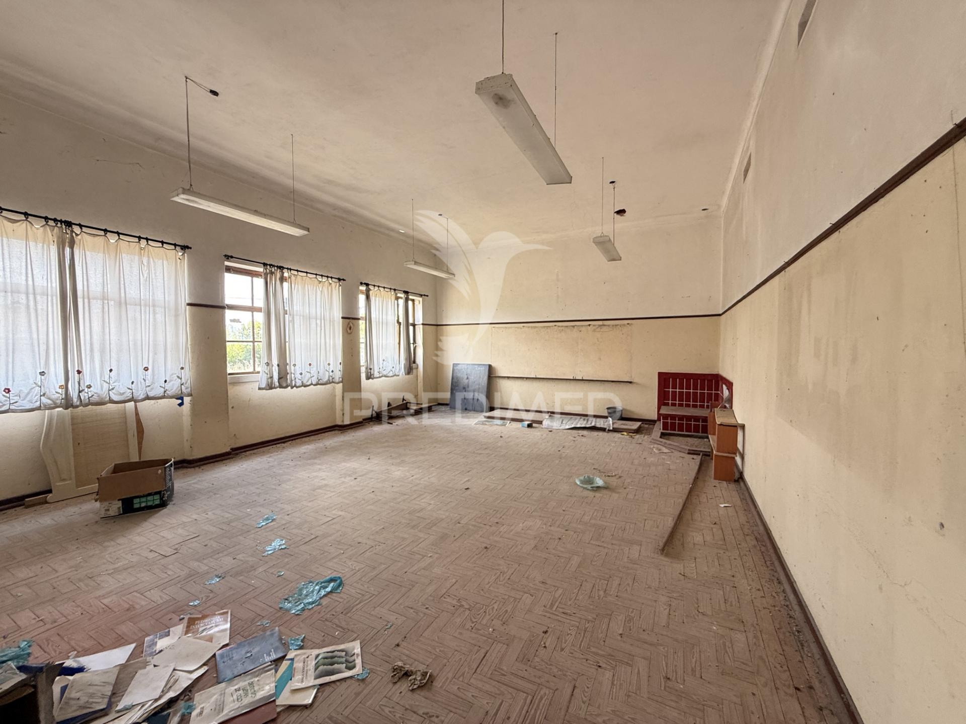 Antiga escola primária com projeto aprovado | lote 1.188 m² | piscina | peralva - tomar