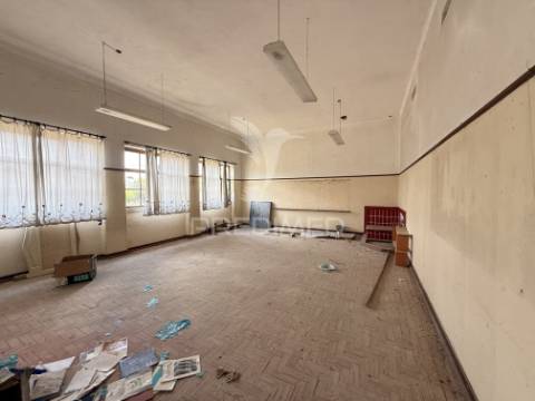 Antiga escola primária com projeto aprovado | lote 1.188 m² | piscina | peralva - tomar