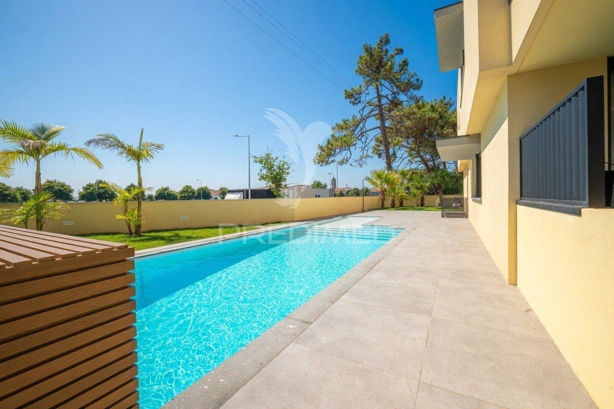 Apartamento t3 duplex novo - condomínio fechado c/piscina