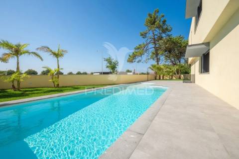 Apartamento t3 duplex novo - condomínio fechado c/piscina