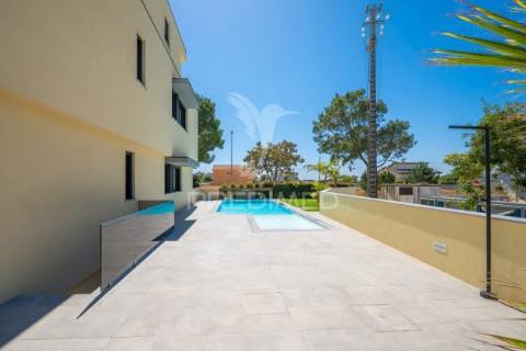 Apartamento t3 duplex novo - condomínio fechado c/piscina