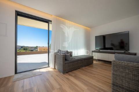 Apartamento t3 duplex novo - condomínio fechado c/piscina