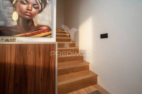 Apartamento t3 duplex novo - condomínio fechado c/piscina
