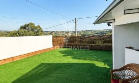 Moradia t2 com piscina | serra de são julião – torres vedras