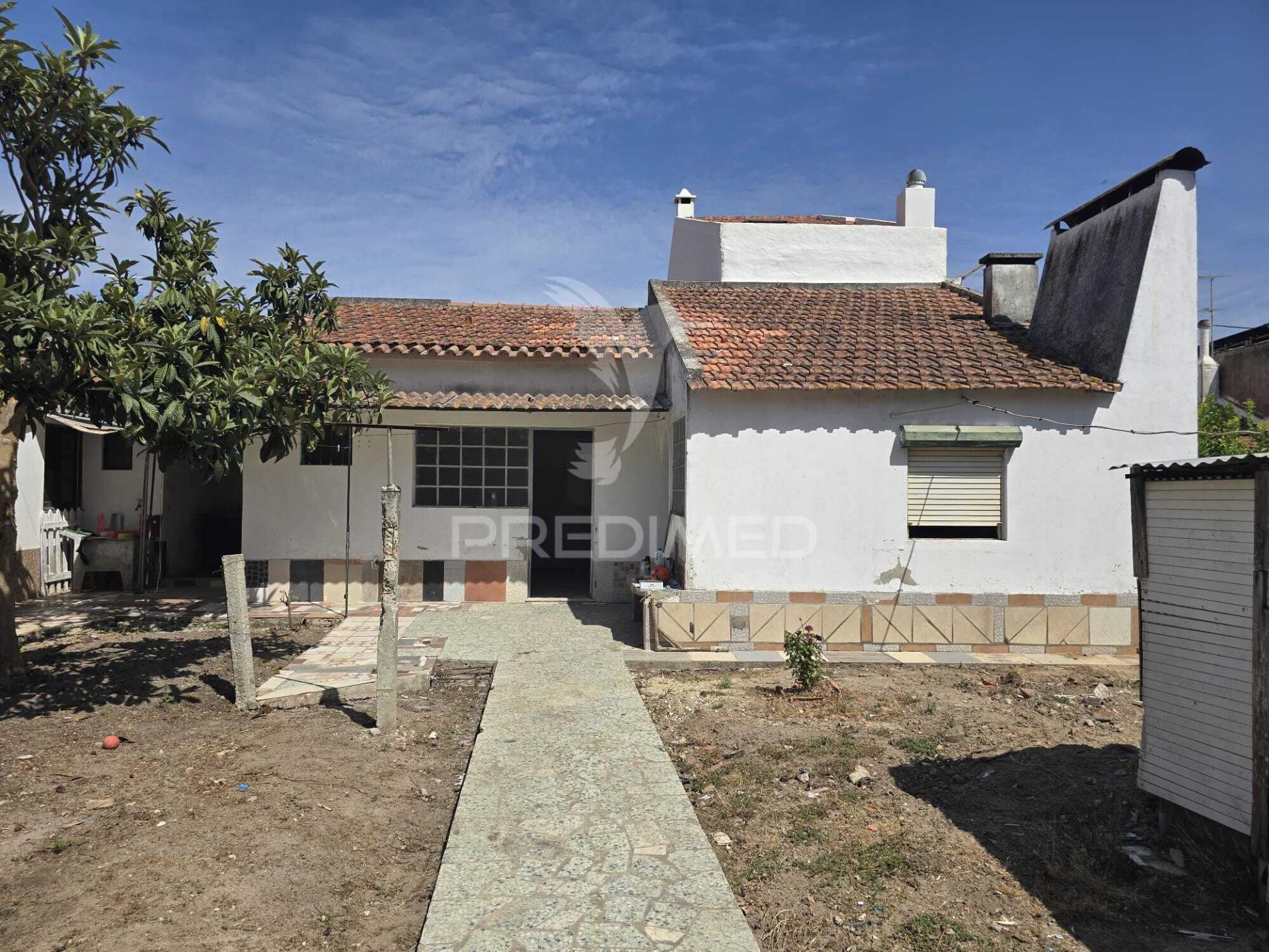 Casa com quintal e anexo