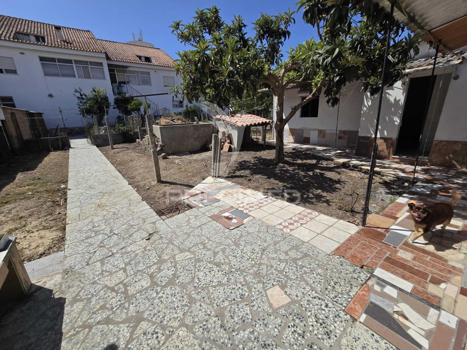 Casa com quintal e anexo