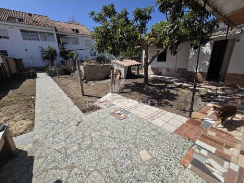 Casa com quintal e anexo