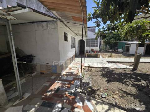 Casa com quintal e anexo