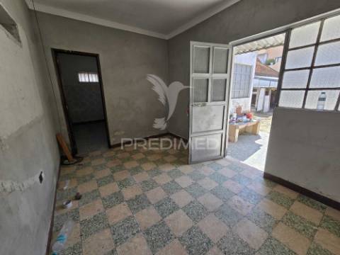Casa com quintal e anexo