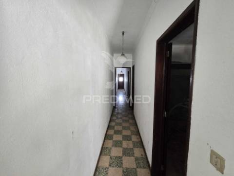 Casa com quintal e anexo