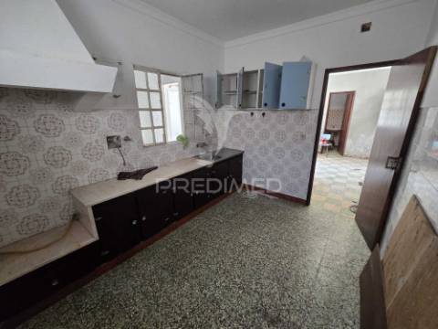 Casa com quintal e anexo