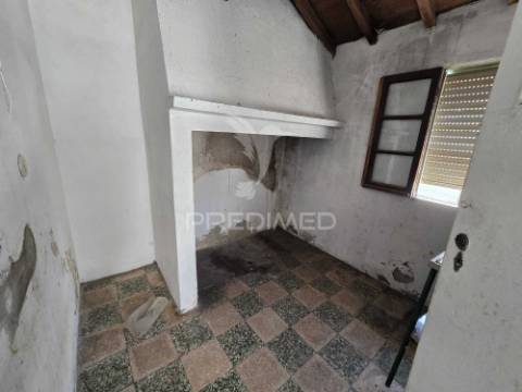 Casa com quintal e anexo