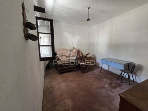 Casa com quintal e anexo