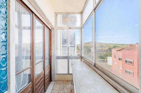 T3 com elevador, muita luz natural e enorme potencial em monte abraão