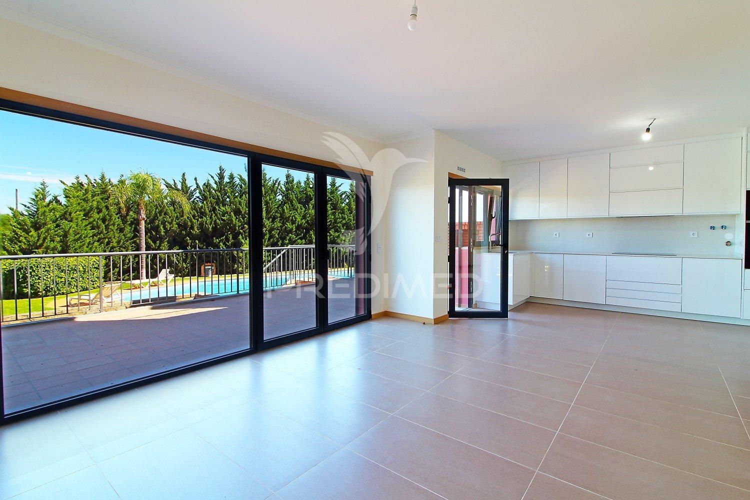 Moradia t3 com garagem, terraço e piscina na guia, albufeira