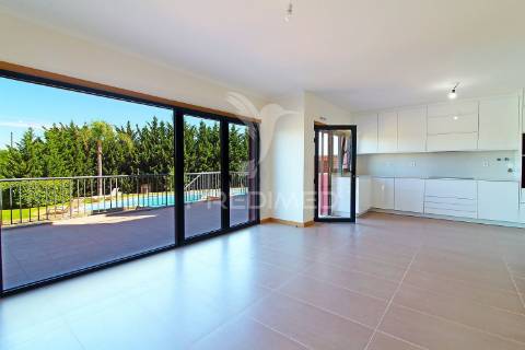Moradia t3 com garagem, terraço e piscina na guia, albufeira