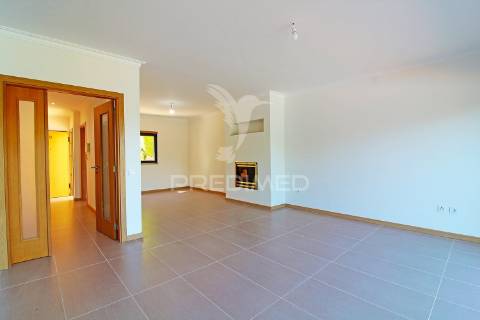 Moradia t3 com garagem, terraço e piscina na guia, albufeira