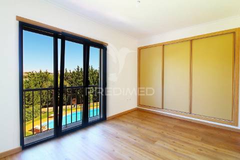 Moradia t3 com garagem, terraço e piscina na guia, albufeira