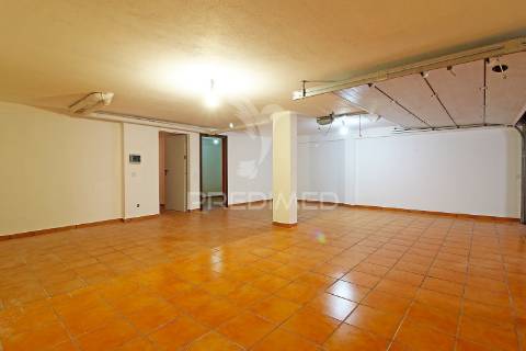 Moradia t3 com garagem, terraço e piscina na guia, albufeira