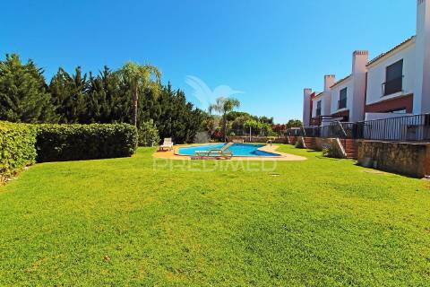Moradia t3 com garagem, terraço e piscina na guia, albufeira