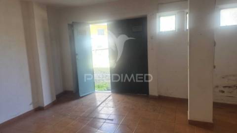 Garagem junto à estação de rio de mouro, sintra