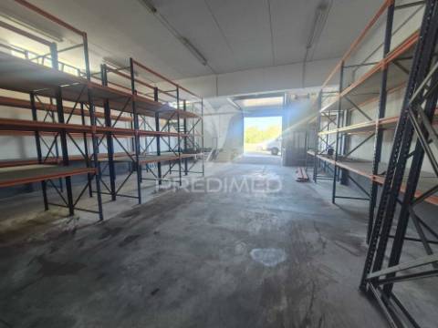 Arrendar armazém industrial 400m2 em condominio sintra