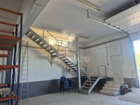 Arrendar armazém industrial 400m2 em condominio sintra