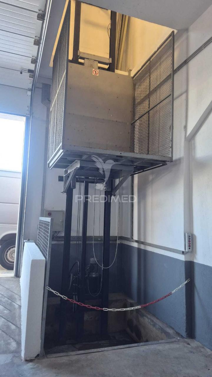 Arrendar armazém industrial 400m2 em condominio sintra