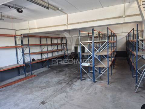 Arrendar armazém industrial 400m2 em condominio sintra