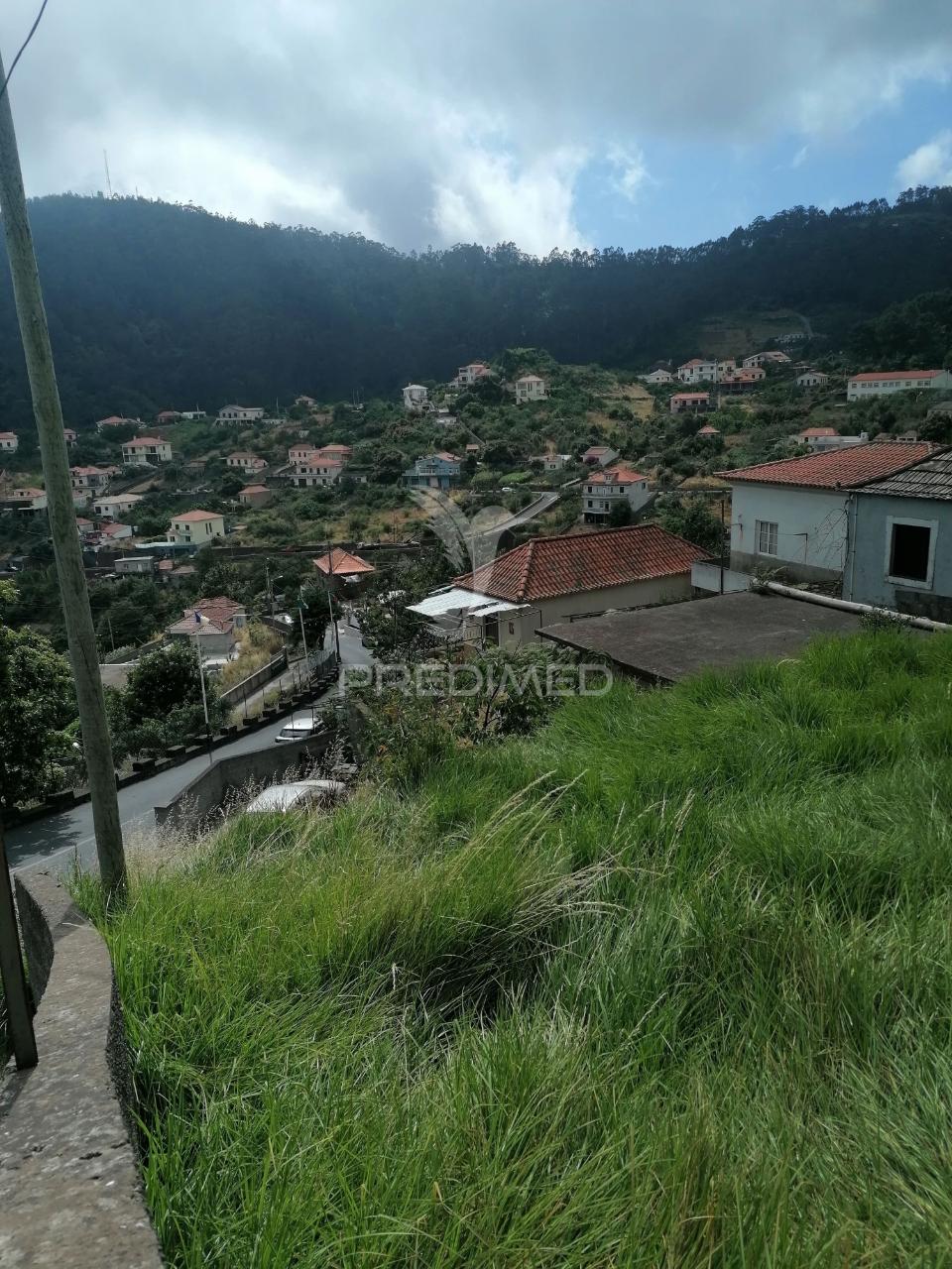 Moradia + 750 m² de terreno + armazém agrícola
