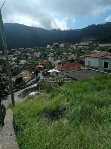 Moradia + 750 m² de terreno + armazém agrícola