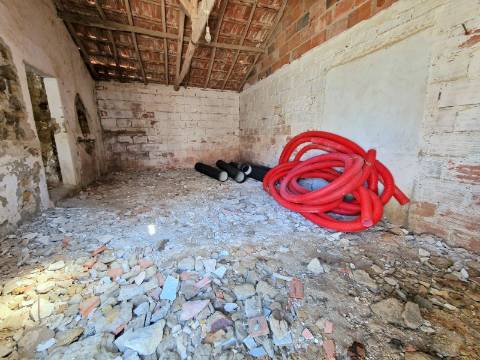 Moradia térrea com logradouro e pátio em São Pedro da Cadeira.