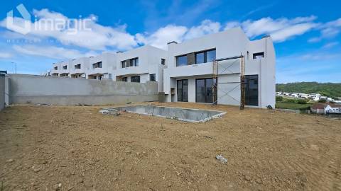Moradia T4 nova com piscina e de Design moderno, em Mafra.